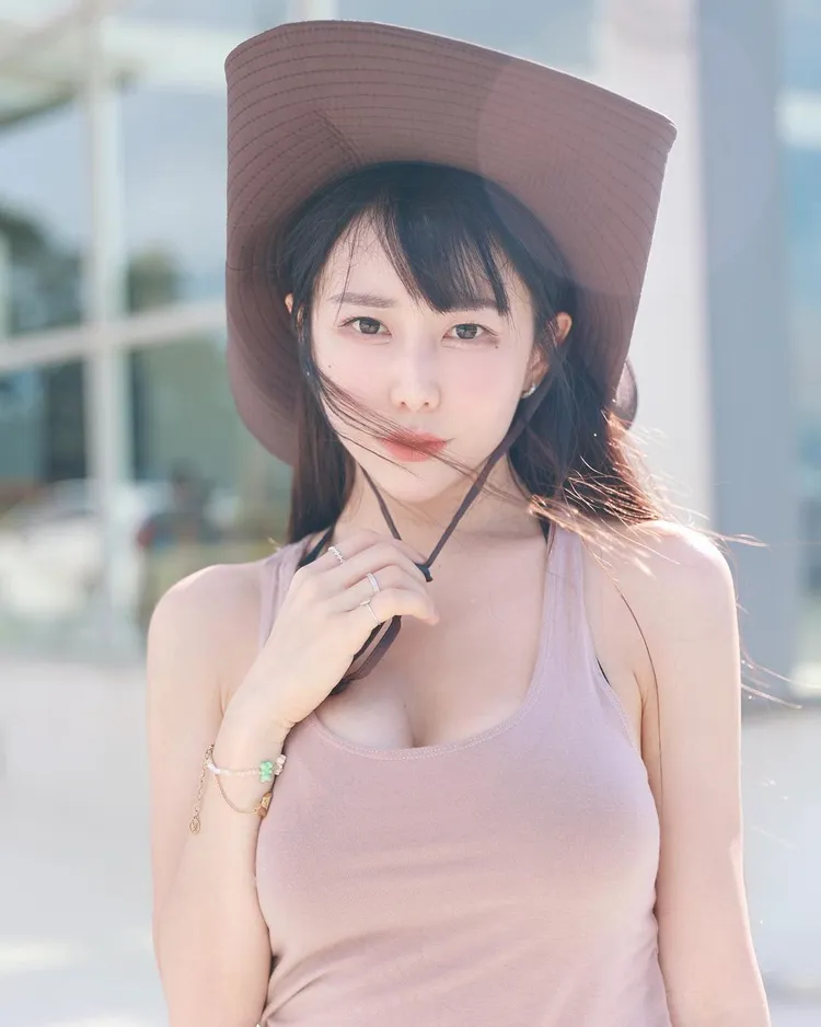 梓梓放送牛仔造型美照。取自梓梓IG