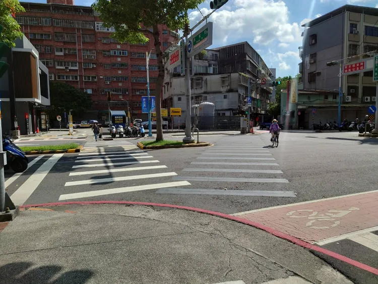 蘆洲區三民路與保和街口新設行人庇護島。交通局提供