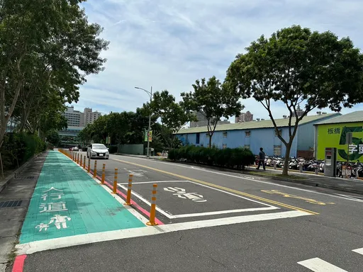 上了车就尊重行人!新北4年铺设68.8公里人行道 打造「好友行」宜居城市