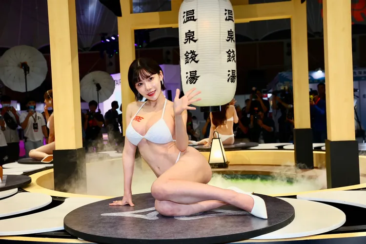 深田詠美打招呼。彭欣偉攝