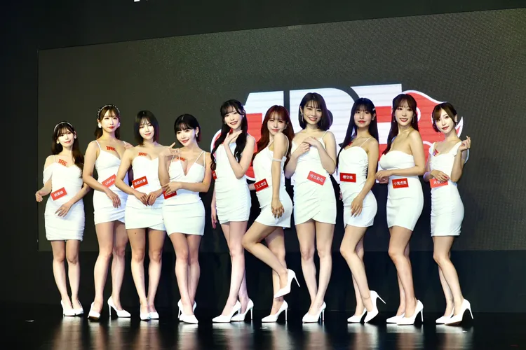 金卡女優明里紬（左起）、UNPAI、涼森玲夢、深田詠美、新有菜、三上悠亞、河北彩花、櫻空桃、小宵虎南、天使萌。彭欣偉攝