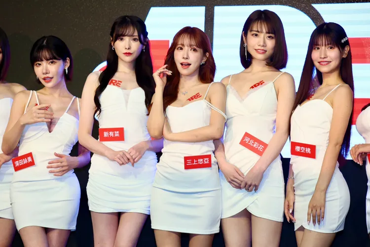 深田詠美、新有菜、三上悠亞、河北彩花、櫻空桃擺出各種撩人姿勢。彭欣偉攝