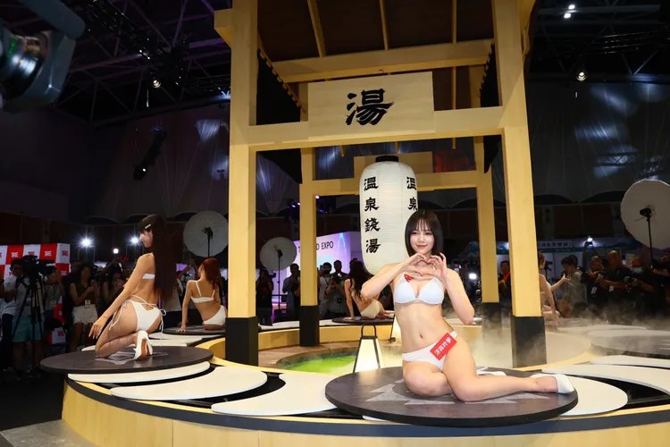 女優們穿上比基尼，坐在人體壽司轉盤搔首弄姿。彭欣偉攝