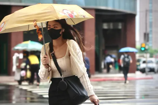 桃園沒有颱風假!她騎車差點被吹走「像飛鼠一樣起飛」