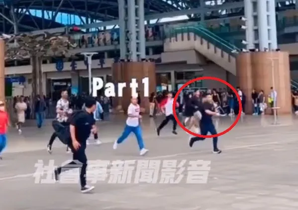 移工持疑似刀械物，爆發追逐衝突。翻攝「社會事新聞影音」