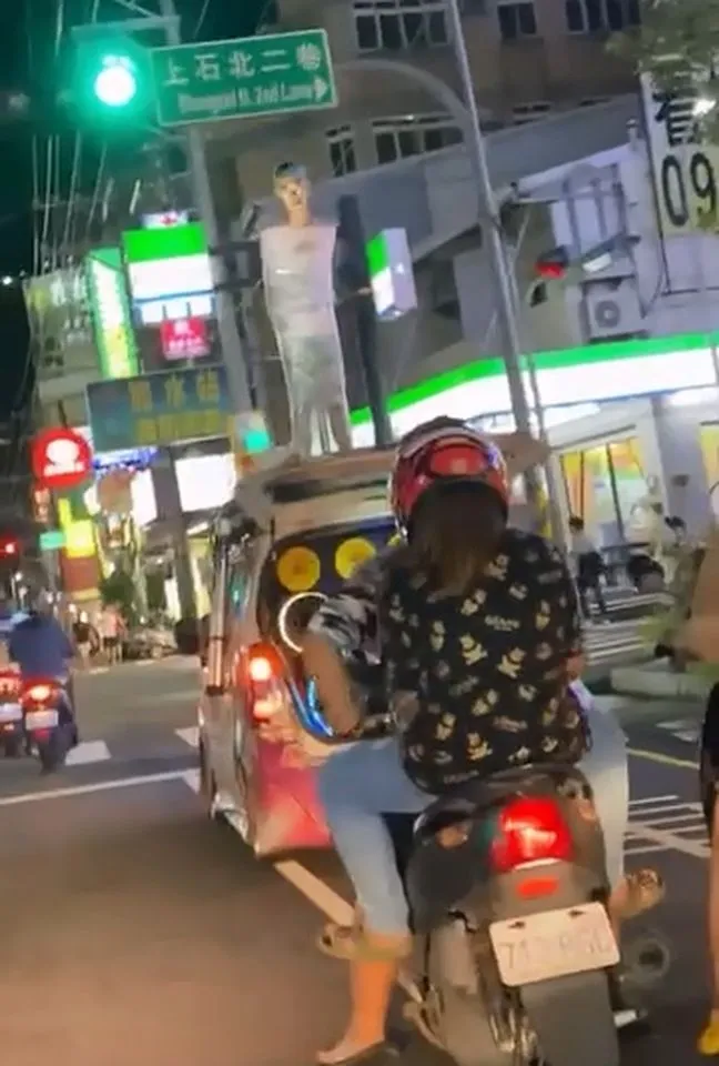 昨天過生日的蔡男，被朋友惡搞，綁在痛車上遊街慶生。翻攝臉書