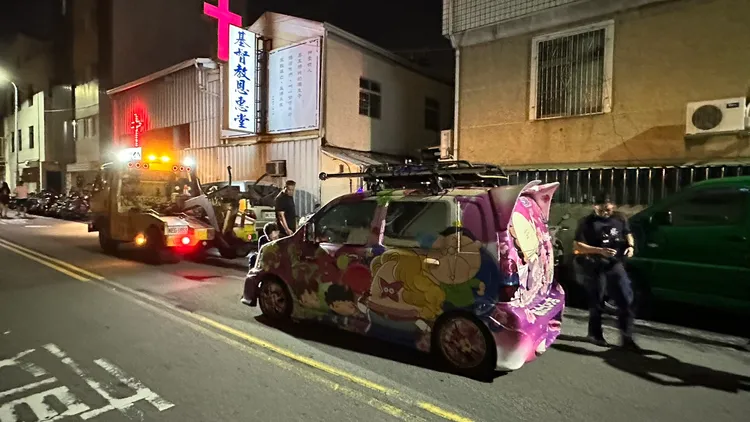 警方將該車移置保管。民眾提供