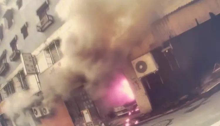 警方先持滅火器滅火。翻攝畫面