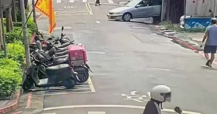 小客車倒車撞進餃子館。翻攝畫面
