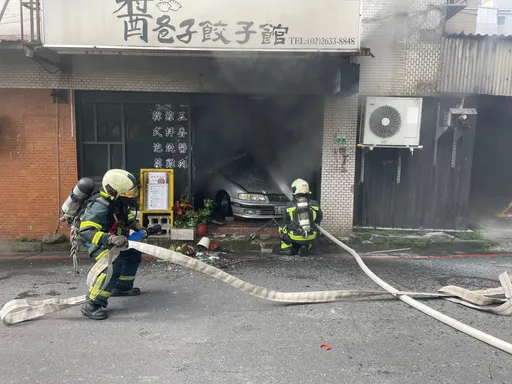 北市內湖餃子館遭轎車衝撞起火 50歲男駕駛昏迷送醫