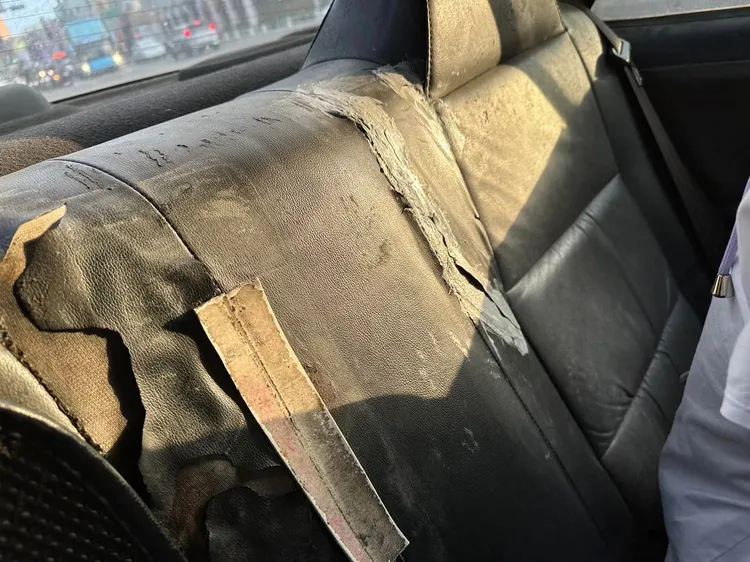 女客說，椅子上全是霉。翻攝自臉書「爆料公社」