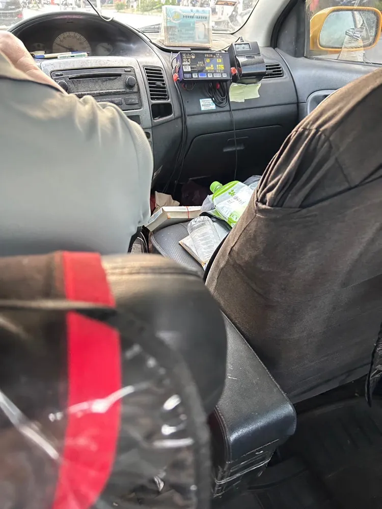 小黃計程車內髒亂無比。翻攝自臉書「爆料公社」