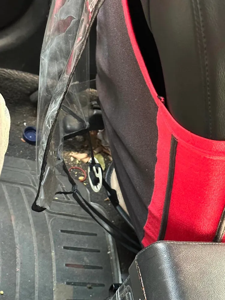 車內地板角落堆積垃圾汙物。翻攝自臉書「爆料公社」