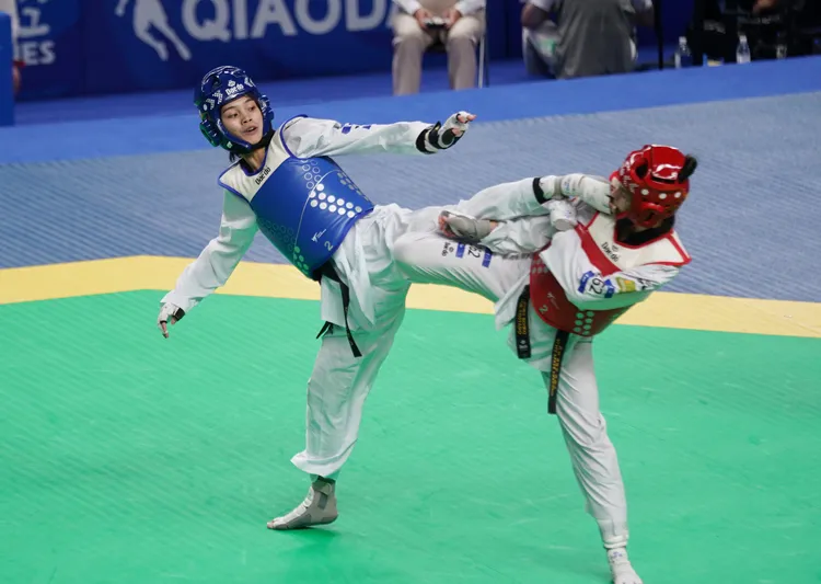 蘇柏亞(左)踢進金牌戰。大專體總