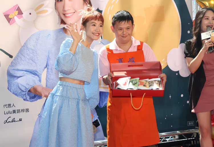 Lulu（左）今天出席新北市勞工局「中秋團圓庇護有你」展售活動，擔任代言人。彭欣偉攝