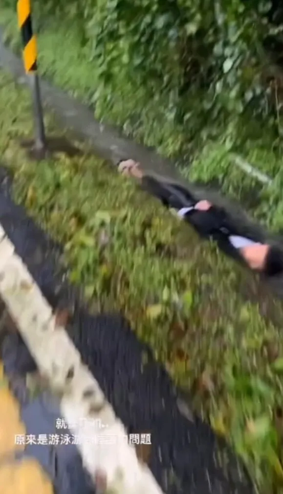 山邊驚見人體，下雨水溝變成滑水道(危險動作請勿模仿)。抖音@x.ll.x9 提供