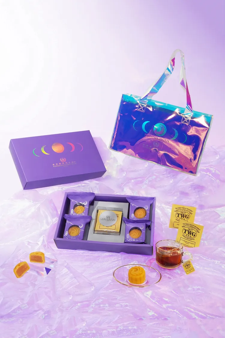 《鳳凰迎月-品茗版》中秋月餅禮盒精選新加坡TWG品牌茶包，搭配鳳凰奶凰月餅與幻彩宇宙手提袋，贈禮大方體面。業者提供
