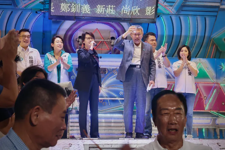 柯文哲到場後並未隨即踏入會場，而是等郭台銘大進場和致詞完後才步入。林林攝