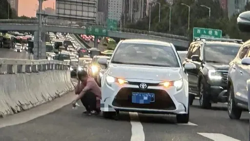 全線塞爆「就他腸道通暢」 社死瞬間!車龍緩行看他要道拉屎