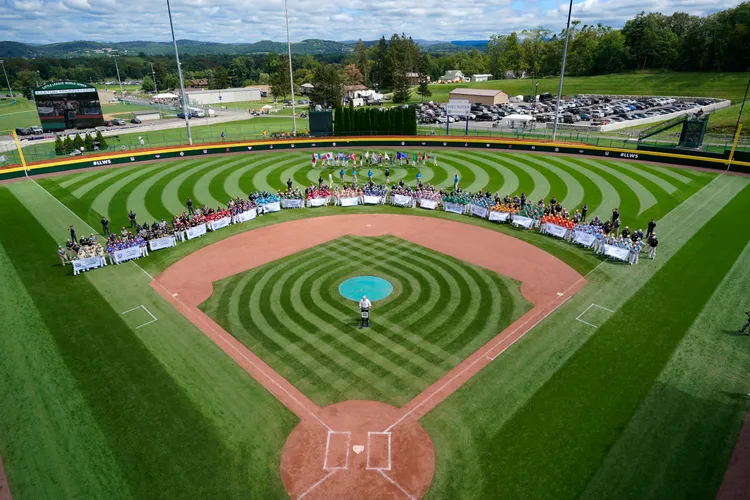 賽事共有美國組10隊、國際組10隊，由20支隊伍爭奪世界冠軍。美聯社