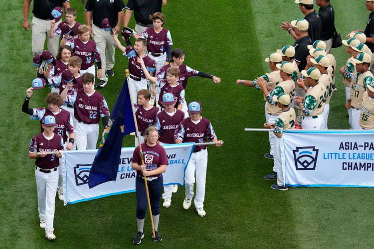 龜山國小少棒隊與其他隊伍球員碰拳。美聯社