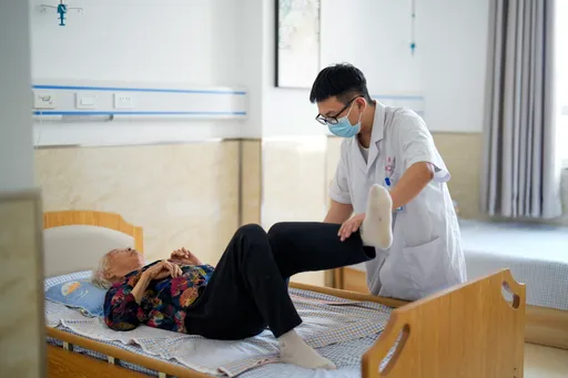 中國「醫藥反腐」後異象　醫師手術量大減、竟能按時下班