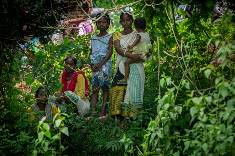 村民圍觀。美聯社