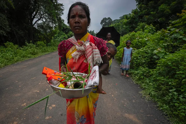 村民捧鮮花來為小象送行。美聯社