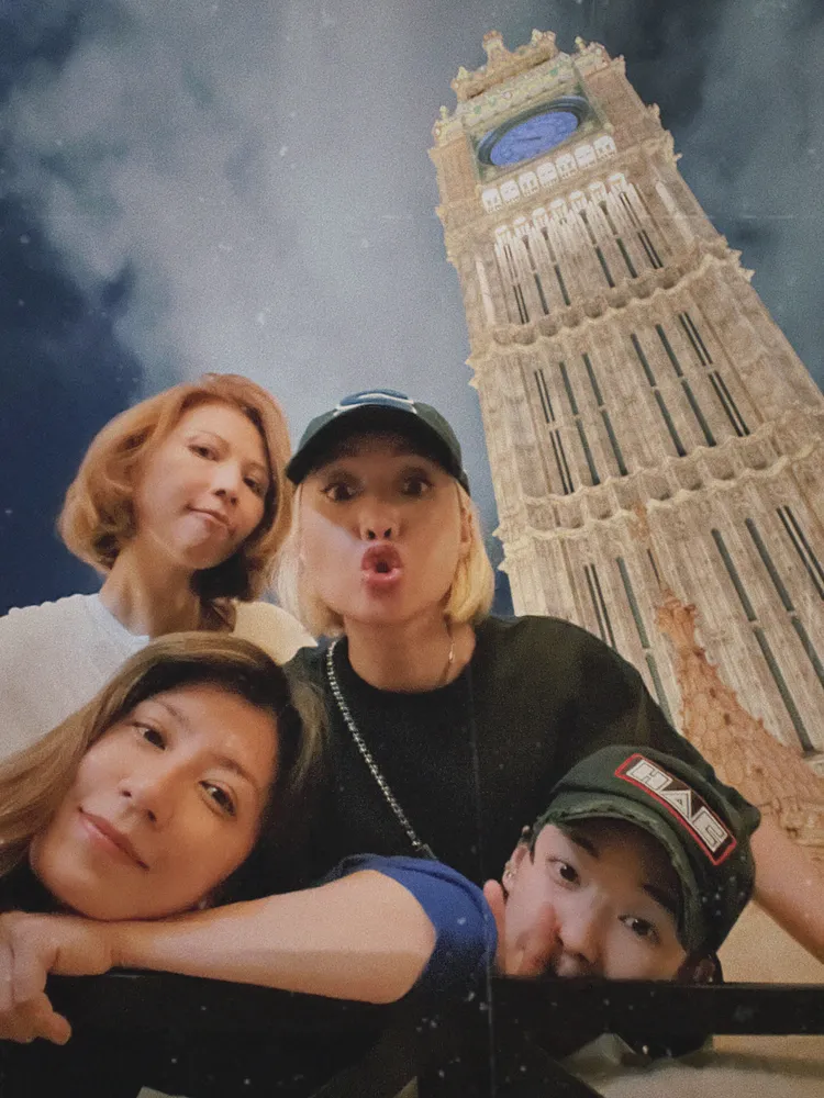 4位姐姐拍照沒偶包。翻攝劉雅瑟微博