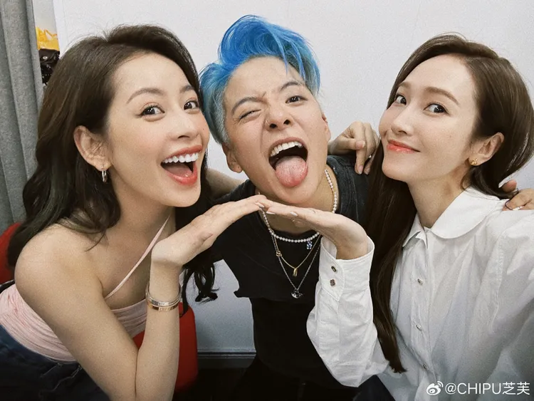 Amber（中）在上海開唱，芝芙（左）、Jessica到場力挺。翻攝芝芙微博