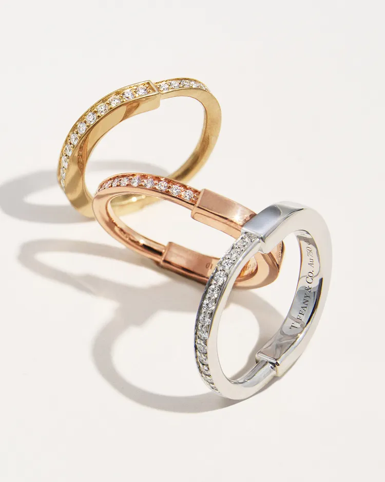 Tiffany Lock 18K金舖鑲鑽石戒指17萬6000元、18K玫瑰金鑲鑽戒指10萬9000元、18K白金鑲鑽戒指11萬5000元。品牌題供