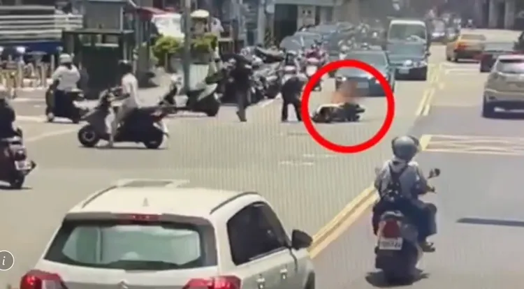 阿北騎士倒地後起身一度想要牽車，所幸被路人拉走，才未被火勢燒傷。翻攝畫面