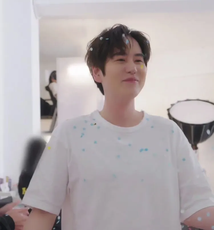 圭賢開心接受工作人員撒紙花。翻攝圭賢官方IG