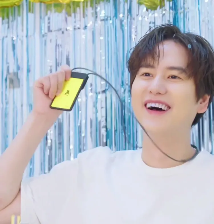 圭賢高舉Antenna員工證炫耀。翻攝圭賢官方IG