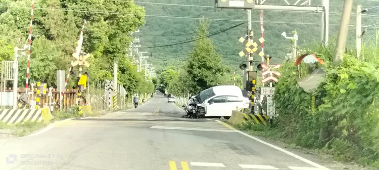 小客車車頭全毀。翻攝自記者爆料網
