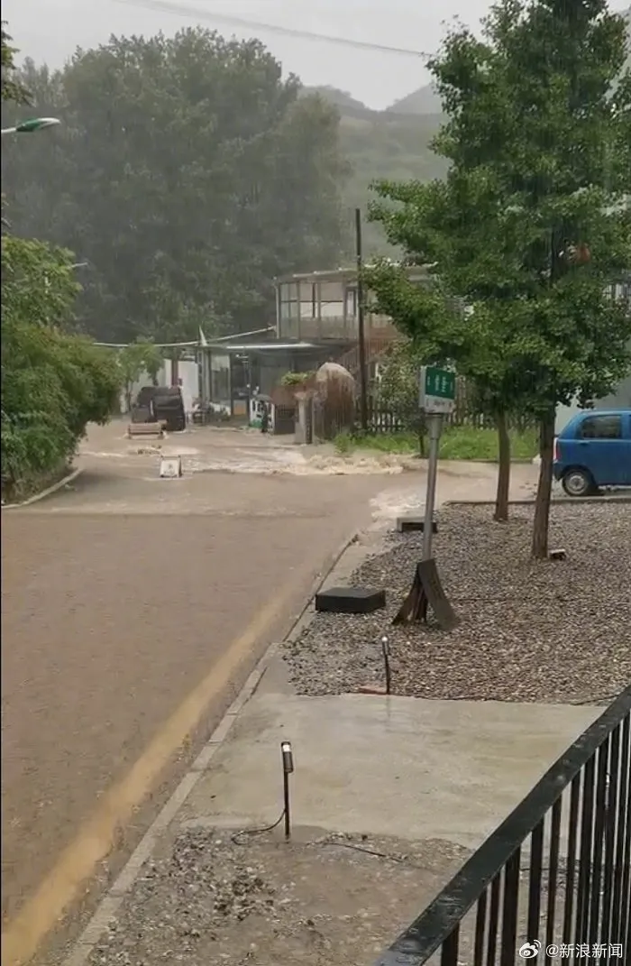飯店附近道路景象。翻攝微博