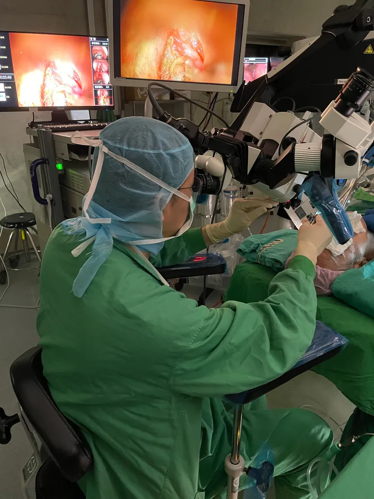 二氧化碳雷射顯微手術。北榮提供