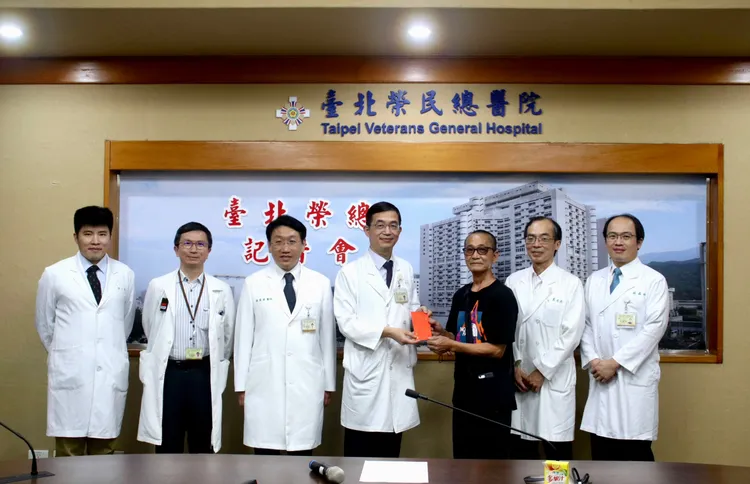 60歲吳先生(右三)7年前罹患第四期下咽癌，治療後至今無復發跡象。北榮提供