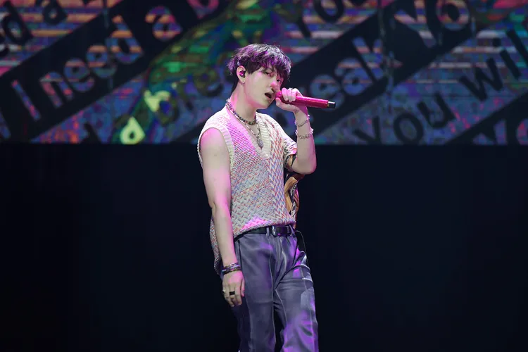 龍俊亨學翻譯說中文「歪愛你」。得藝室策劃有限公司提供