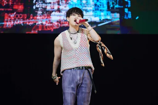 龍俊亨登台「交往粉絲」秒分手 放送愛的手槍狂射千粉