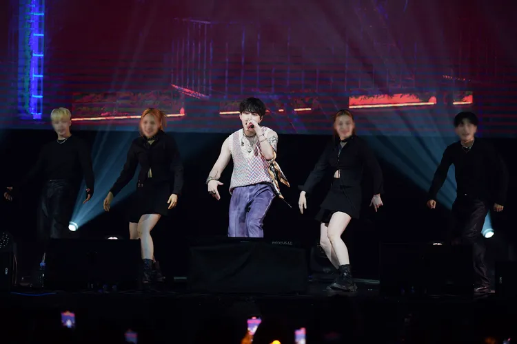 龍俊亨今晚開唱，跟著舞群勁歌熱舞。得藝室策劃有限公司提供