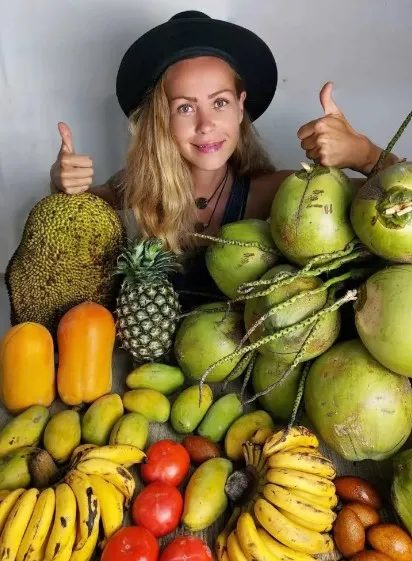 素食網紅札娜迪亞特身體力行，平日只吃水果等「原食」。翻攝Instagram/ Zhanna D’Art
