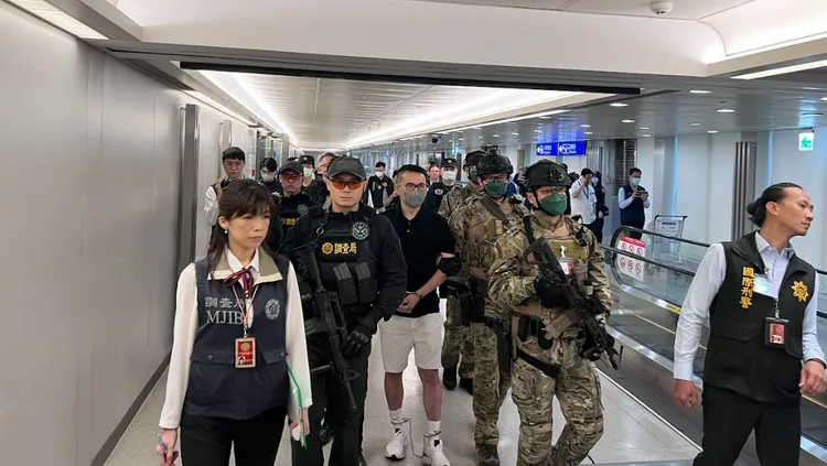 郭哲敏由警方荷槍實彈押解回台。翻攝畫面