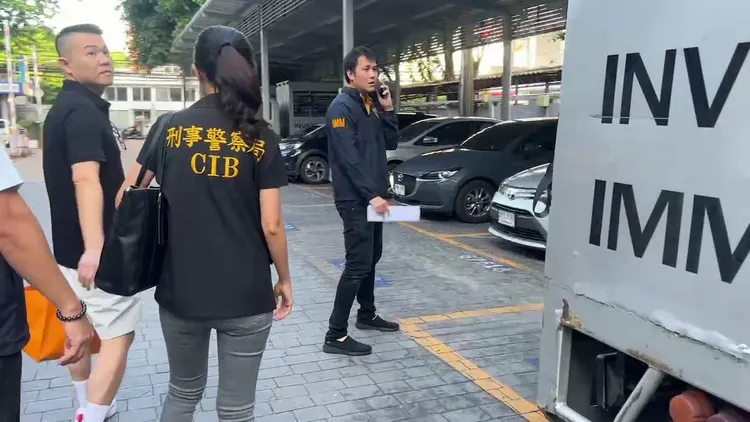 刑事警察局駐泰國警察聯絡官偕同泰國皇家警察移民總局押解郭哲敏。翻攝畫面