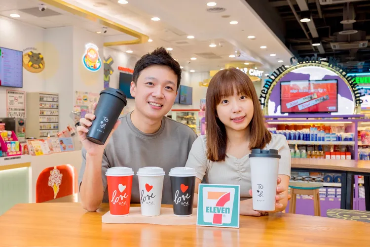 CITY CAFE首度攜手法國經典時尚品牌To b. by agnès b.共同推出「經典冰可可、品牌隨行杯」。業者提供