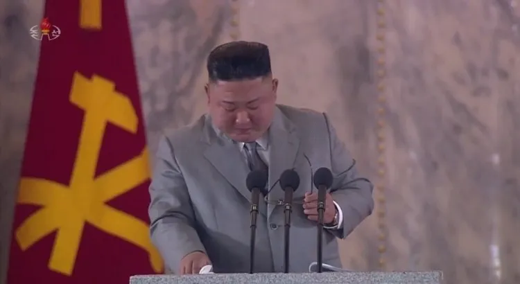 金正恩在勞動黨建黨75週年時感性落淚。翻攝微博