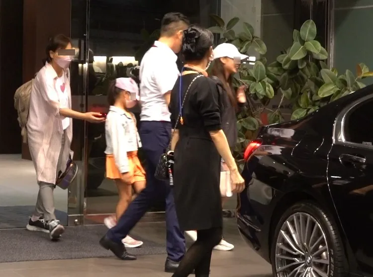 郭台銘攜夫人曾馨瑩，和14歲女兒「妞妞」、12歲兒子「Tiger」及8歲小女兒「QQ」一家5口返國。特勤中心攝