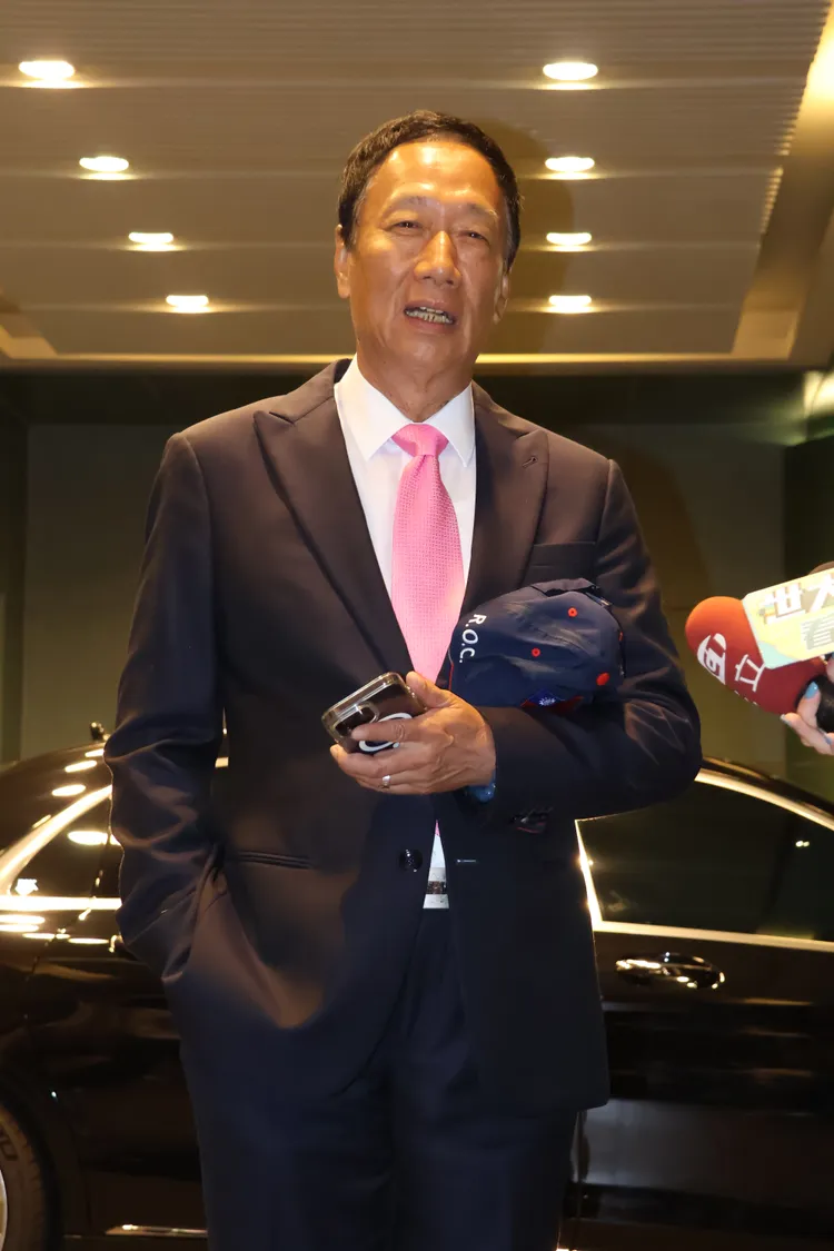 郭台銘脫下帽子接受媒體訪問。特勤中心攝