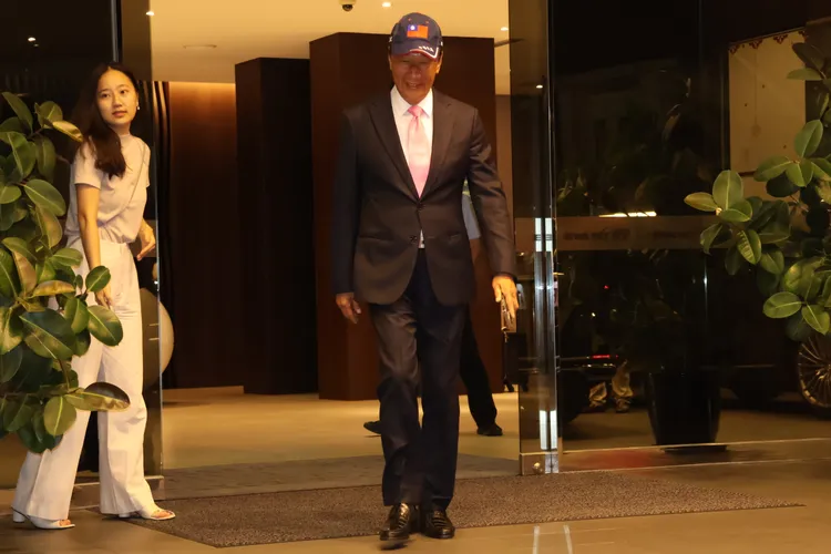 郭台銘獨自步出松山機場商務中心。特勤中心攝