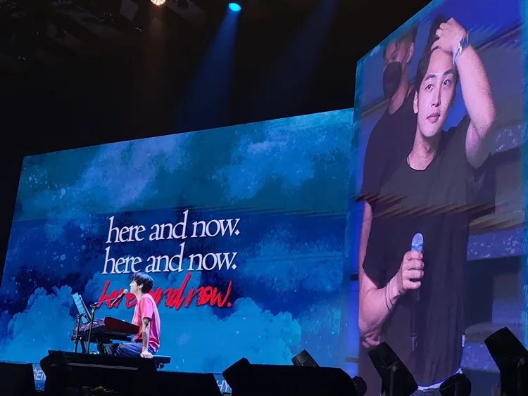 安孝燮（左）cue金旻載，要他跟全場粉絲打招呼。讀者提供